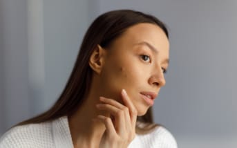 Escrescenze sulla pelle: i nostri consigli e soluzioni naturali